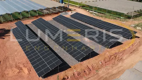 Vista aérea de instalação fotovoltaica em solo
