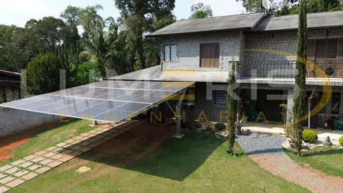 Instalação fotovoltaica residencial em estrutura de solo