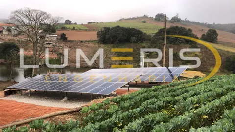 Painéis solares instalados em propriedade rural