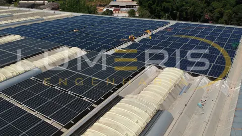 Grande instalação fotovoltaica sobre telhado industrial