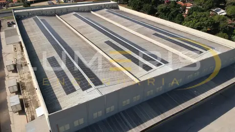 Vista aérea de painéis em cobertura de galpão