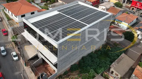 Painéis solares em edifício comercial