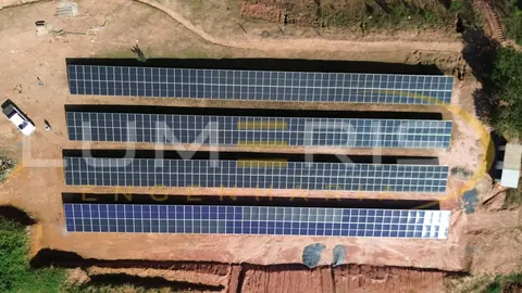 Usina solar em solo vista de cima