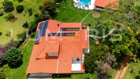 Painéis solares em telhado residencial