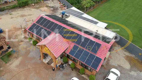 Painéis fotovoltaicos em cobertura comercial