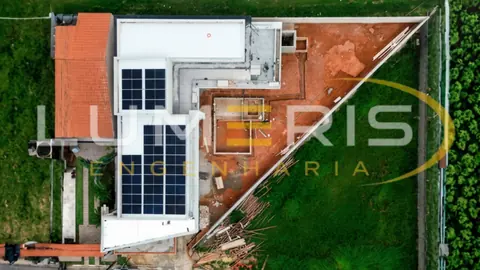 Instalação fotovoltaica em residência vista de cima