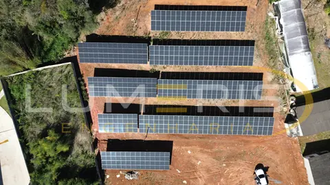 Usina solar de solo em área industrial
