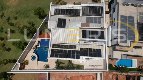 Instalação fotovoltaica residencial e área de lazer